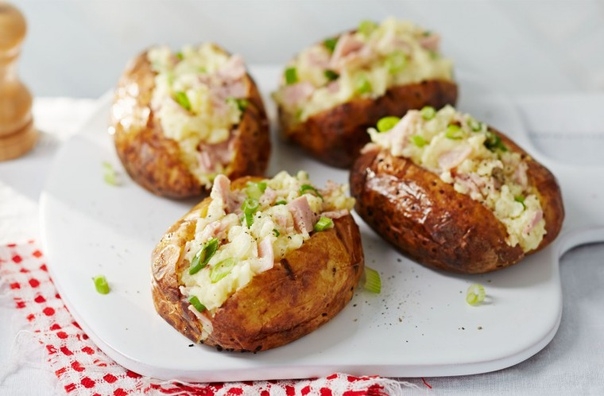 Картофель, запеченный на углях с беконом и сыром Картофель, запеченный на углях с беконом и сыром