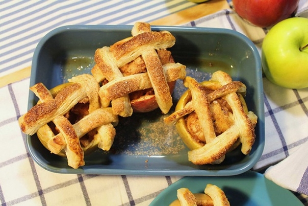 Запеченное яблоко с медом и корицей Запеченное яблоко с медом и корицей