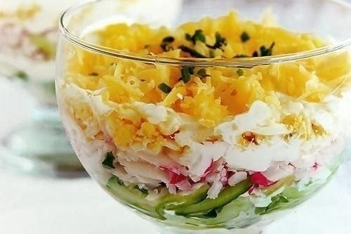 Слоеный салат &laquo;Вкусный&raquo; с крабовыми палочками