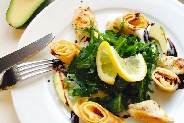Салат с курицей, рукколой и блинчиками Салат с курицей, рукколой и блинчиками