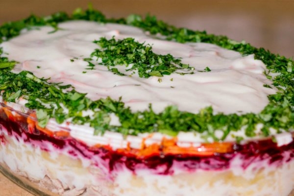 Слоеный салат с говядиной, яблоком и корейской морковью Слоеный салат с говядиной, яблоком и корейской морковью