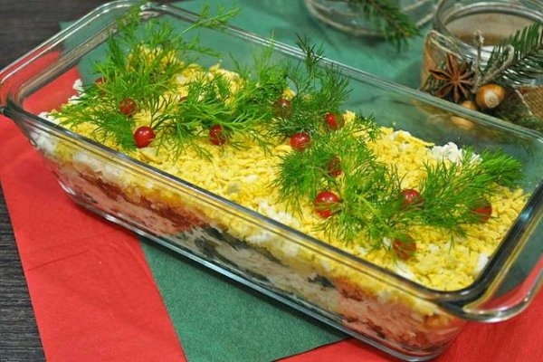 Слоеный праздничный салат с курицей, сыром и грибами Слоеный праздничный салат с курицей, сыром и грибами