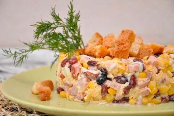 Салат с фасолью и чесночными сухариками Салат с фасолью и чесночными сухариками