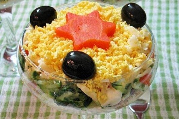 Порционный салат с тунцом и огурцом Порционный салат с тунцом и огурцом