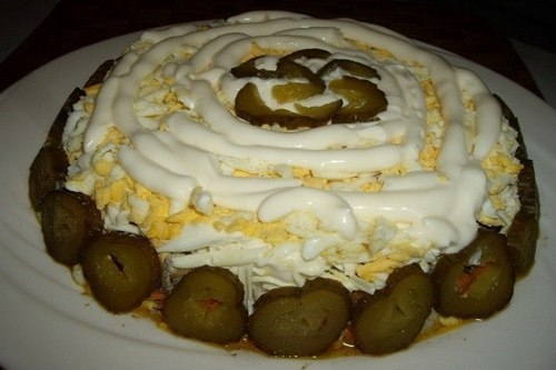Слоеный салат с куриной печенью и шампиньонами Слоеный салат с куриной печенью и шампиньонами