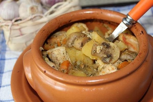 Цыплята с картошкой в горшочке Цыплята с картошкой в горшочке