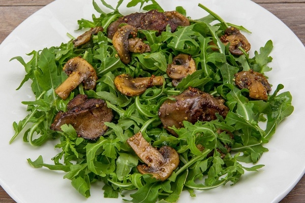 Теплый салат из рукколы и куриной печени Теплый салат из рукколы и куриной печени