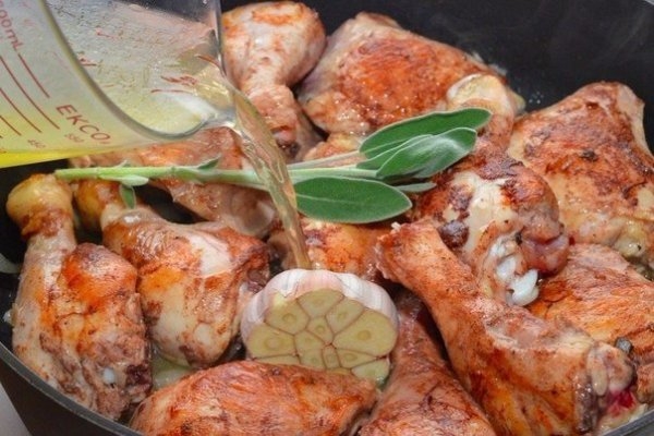 Курица на сковороде с яблоками и специями Курица на сковороде с яблоками и специями