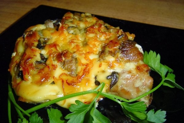Куриная отбивная под овощами и сыром