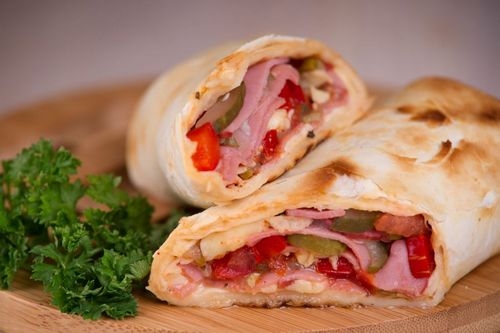 &laquo;Буррито&raquo; по-мексикански с сыром и ветчиной