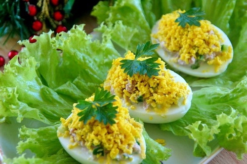 Яйца, фаршированные зеленым луком и тунцом