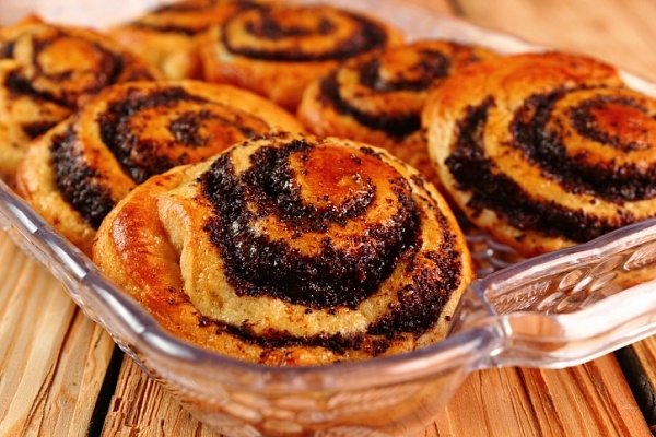 Слоеные булочки с изюмом и маком