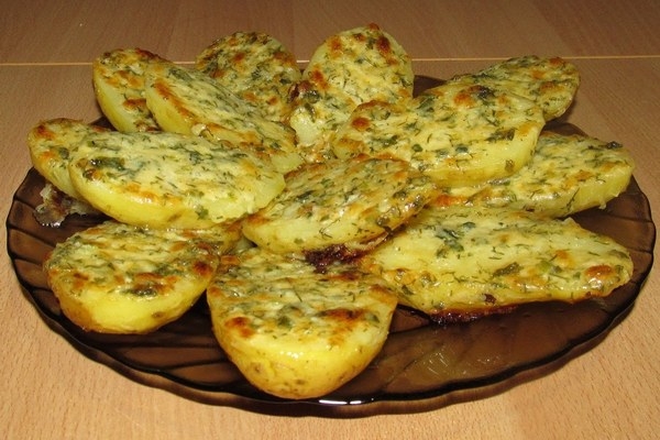 Запеченный картофель в чесночном масле Запеченный картофель в чесночном масле