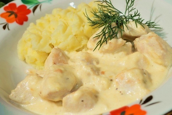 Нежное куриное филе в сметане с чесноком Нежное куриное филе в сметане с чесноком