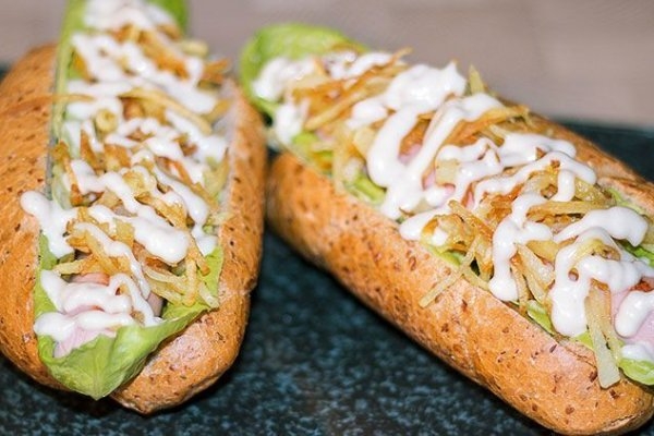 Хот-доги с картофельной соломкой Хот-доги с картофельной соломкой