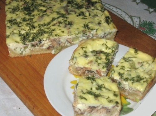 Открытый рыбный пирог с сайрой и сметаной Открытый рыбный пирог с сайрой и сметаной