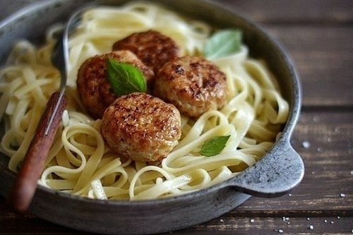 Фрикадельки из куриного фарша с яблоком Фрикадельки из куриного фарша с яблоком