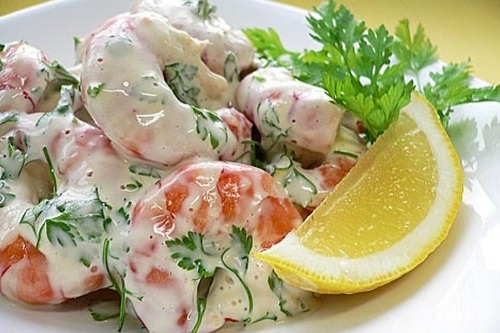 Салат из яиц с креветками и оливками