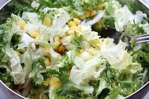 Салат из куриной грудки с капустой и яблоком