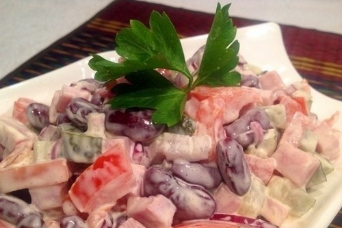 Салат с огурцом, ветчиной и фасолью