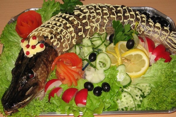 Фаршированная щука со свининой и овощами