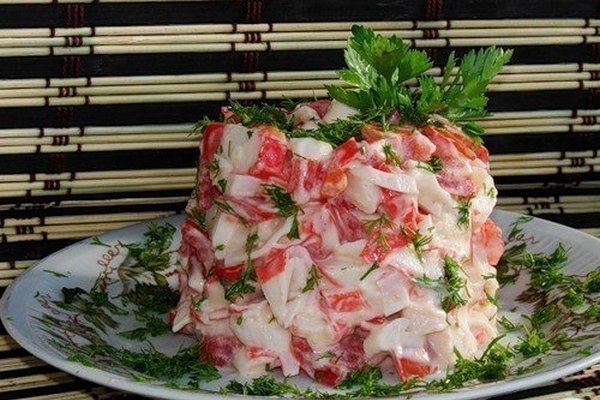 Салат с крабовым мясом и сладким перцем Салат с крабовым мясом и сладким перцем
