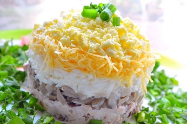 Слоеный салат «Ночь» с курицей Слоеный салат «Ночь» с курицей