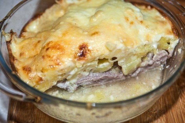 Мясо по-капитански с сыром под соусом бешамель Мясо по-капитански с сыром под соусом бешамель