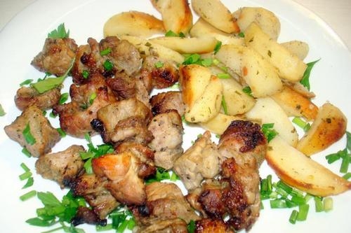 Свиной шашлык с картофелем в духовке Свиной шашлык с картофелем в духовке