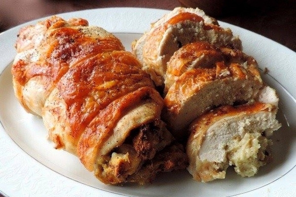 Рулет из курицы с курагой и песто
