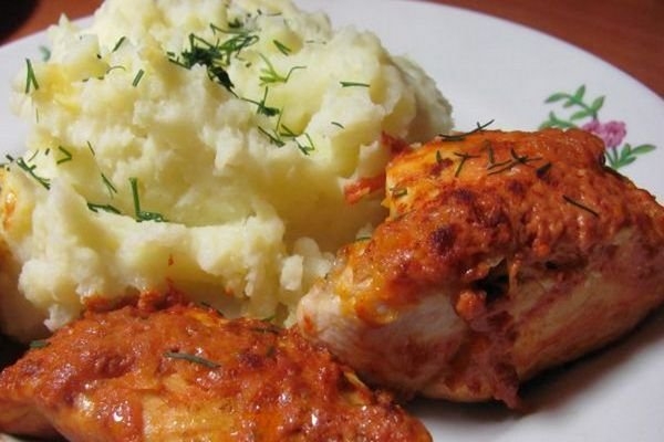 Филе из курицы под томатным соусом