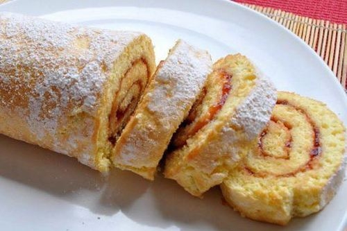 Быстрый йогуртовый рулет с джемом