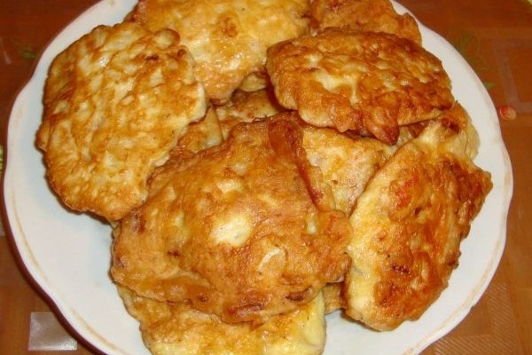 Куриные оладьи с луком и майонезом Куриные оладьи с луком и майонезом