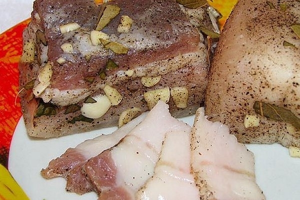 Соленое сало с мясной прослойкой в рассоле Соленое сало с мясной прослойкой в рассоле