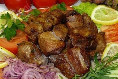 Шашлык из свинины в духовке на луковой &laquo;подушке&raquo;