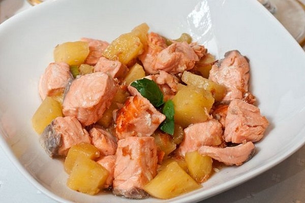 Жареный лосось с ананасом и сельдереем