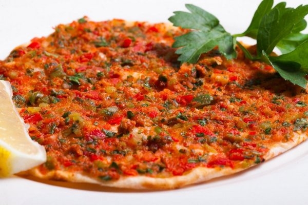 Лахмаджун с говяжьим фаршем и овощами