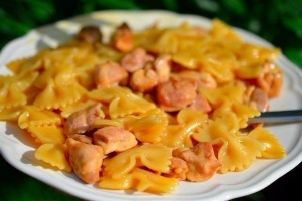 Фарфалле с куриной голенью и медом