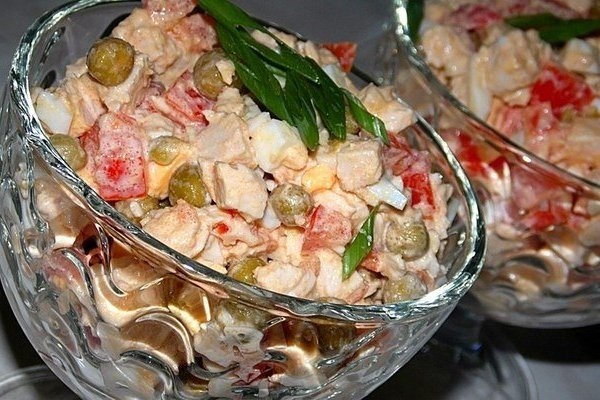Салат с курицей, помидорами и горошком Салат с курицей, помидорами и горошком