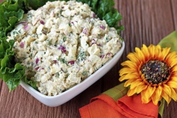 Картофельный салат с красным луком и яйцами Картофельный салат с красным луком и яйцами