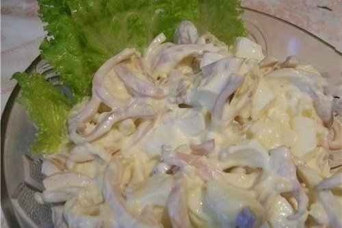 Салат с кальмаром, сыром и чесночным соусом Салат с кальмаром, сыром и чесночным соусом