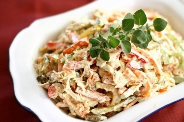 Салат с куриным мясом и грецким орехом Салат с куриным мясом и грецким орехом