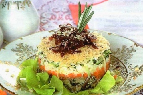Слоеный картофельный салат со шпротами и маслинами Слоеный картофельный салат со шпротами и маслинами