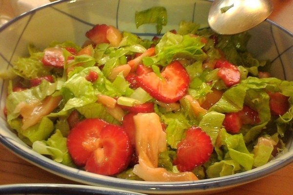 Салат с красной рыбой, клубникой и авокадо