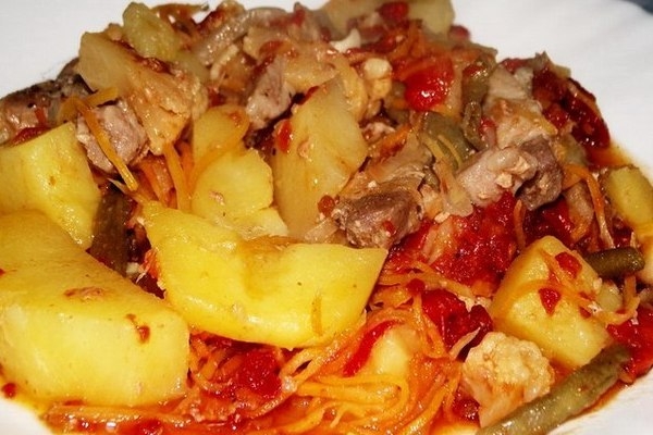 Ароматное овощное рагу с мясом в казане Ароматное овощное рагу с мясом в казане