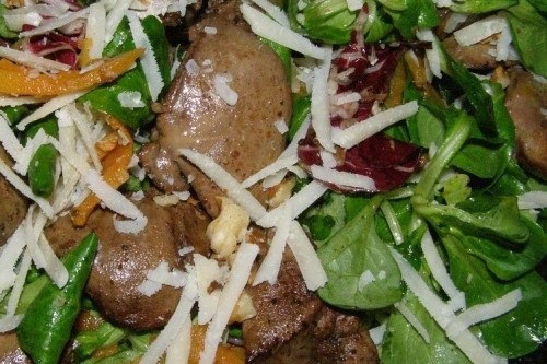 Салат с куриной печенью, ананасом и кедровыми орехами Салат с куриной печенью, ананасом и кедровыми орехами