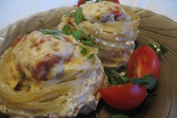 Гнезда с мясным фаршем под сыром Гнезда с мясным фаршем под сыром