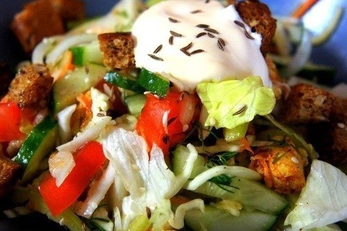 Овощной салат с куриной грудкой и хлебом Овощной салат с куриной грудкой и хлебом