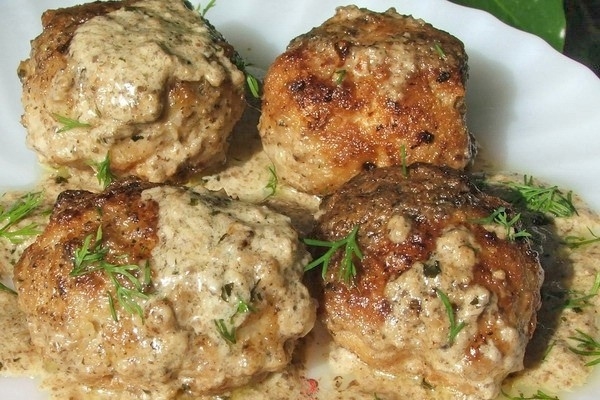 Мясные тефтели с рисом в сливочном соусе Мясные тефтели с рисом в сливочном соусе