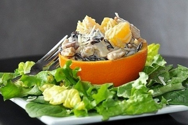 Куриный салат с вишней в апельсине Куриный салат с вишней в апельсине